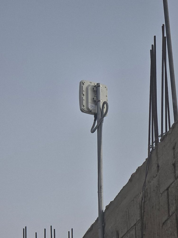 هوائي خارجي 5G مركّب على سطح المنزل لتقوية الإشارة
